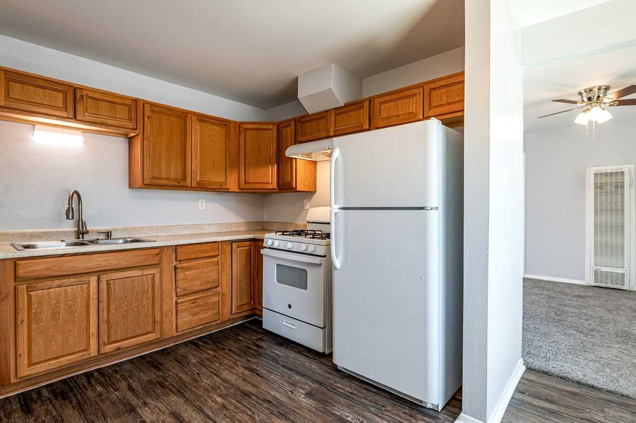 8505 Roma Ave Ne - Photo 7 of 25