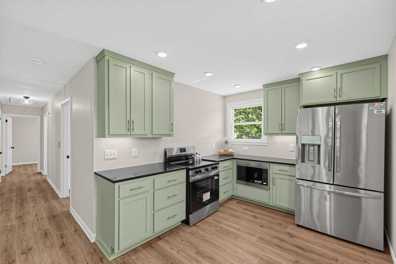 2695 Barclay Dr - Photo 4 of 19