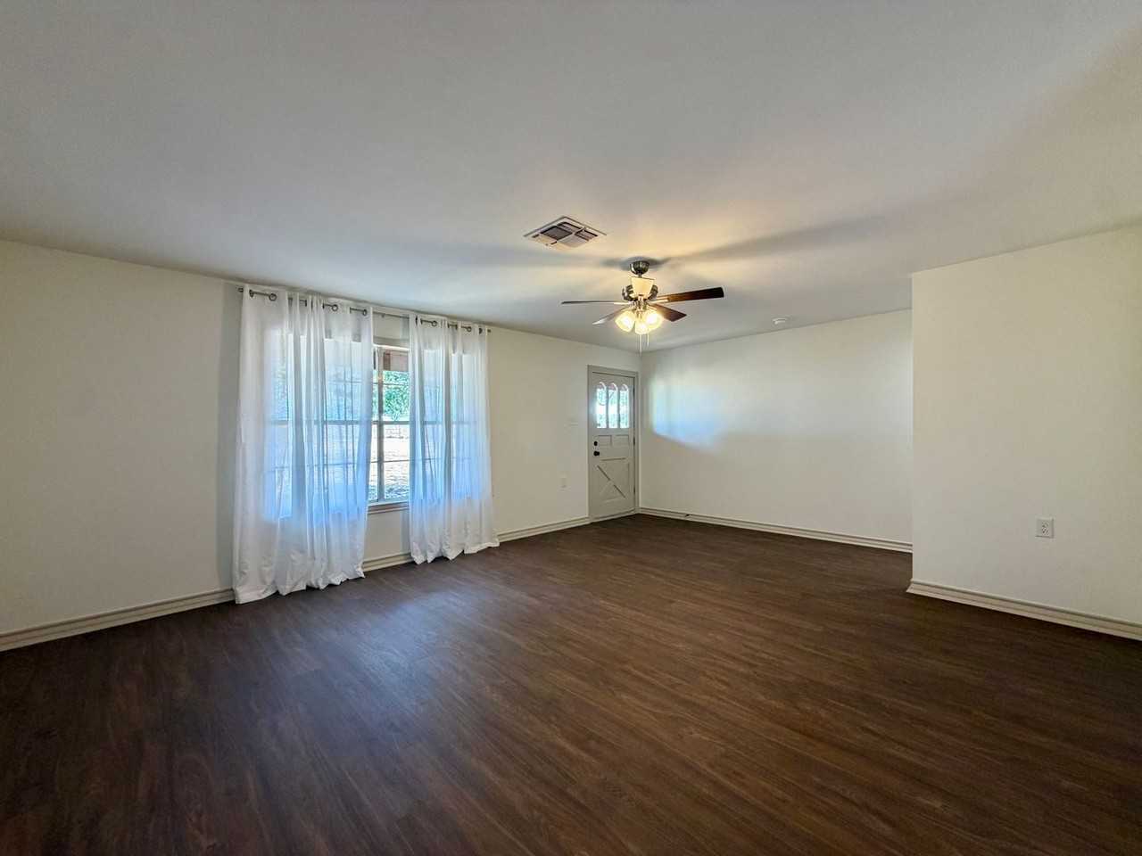 397 Scott Ln - Photo 5 of 15