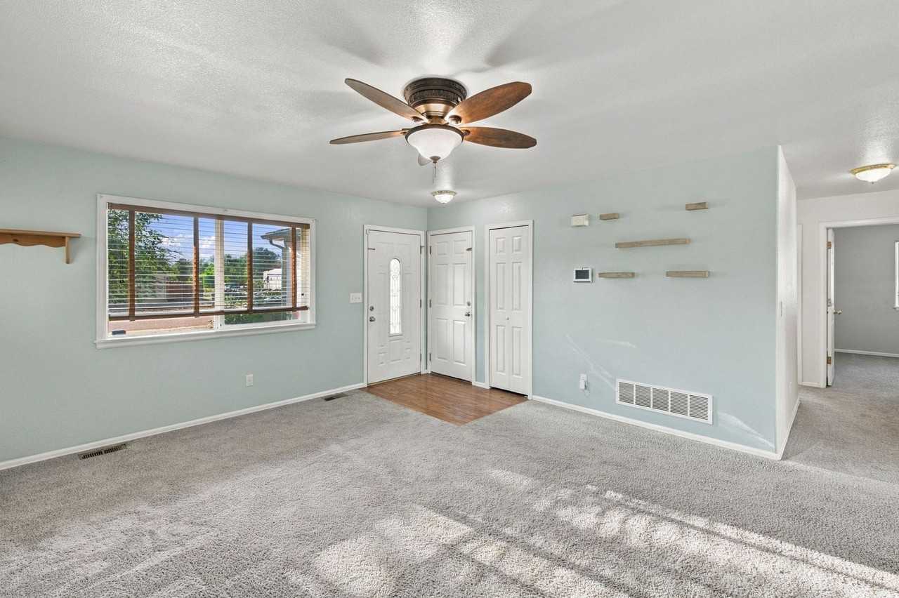 546 S Race St - Photo 5 of 31