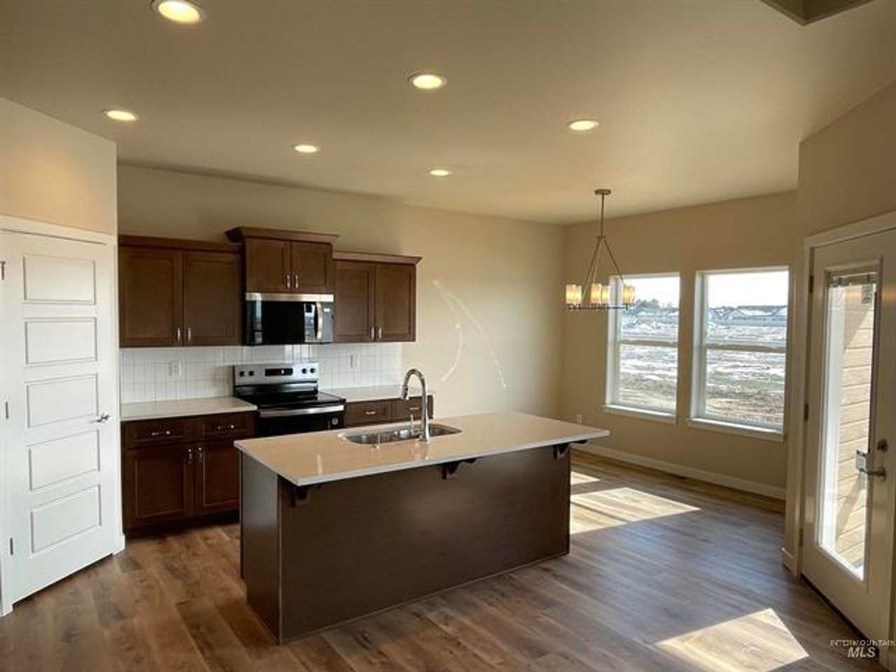 961 Quartz - Photo 6 of 15