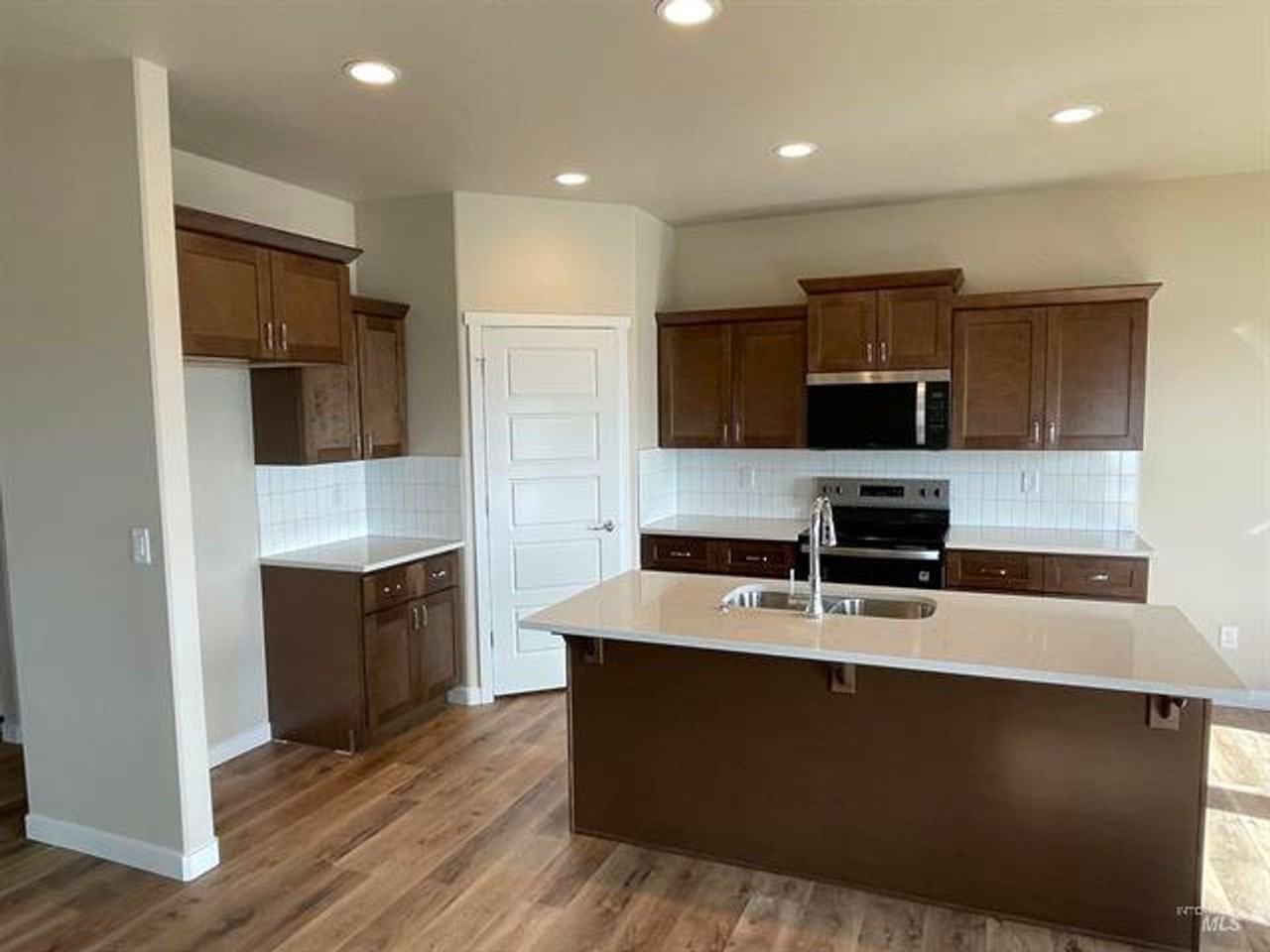 961 Quartz - Photo 7 of 15