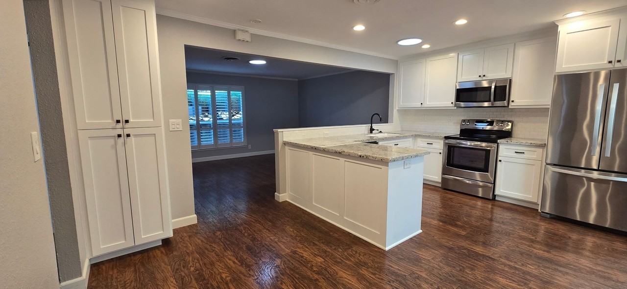 415 Sutton Pl - Photo 4 of 30