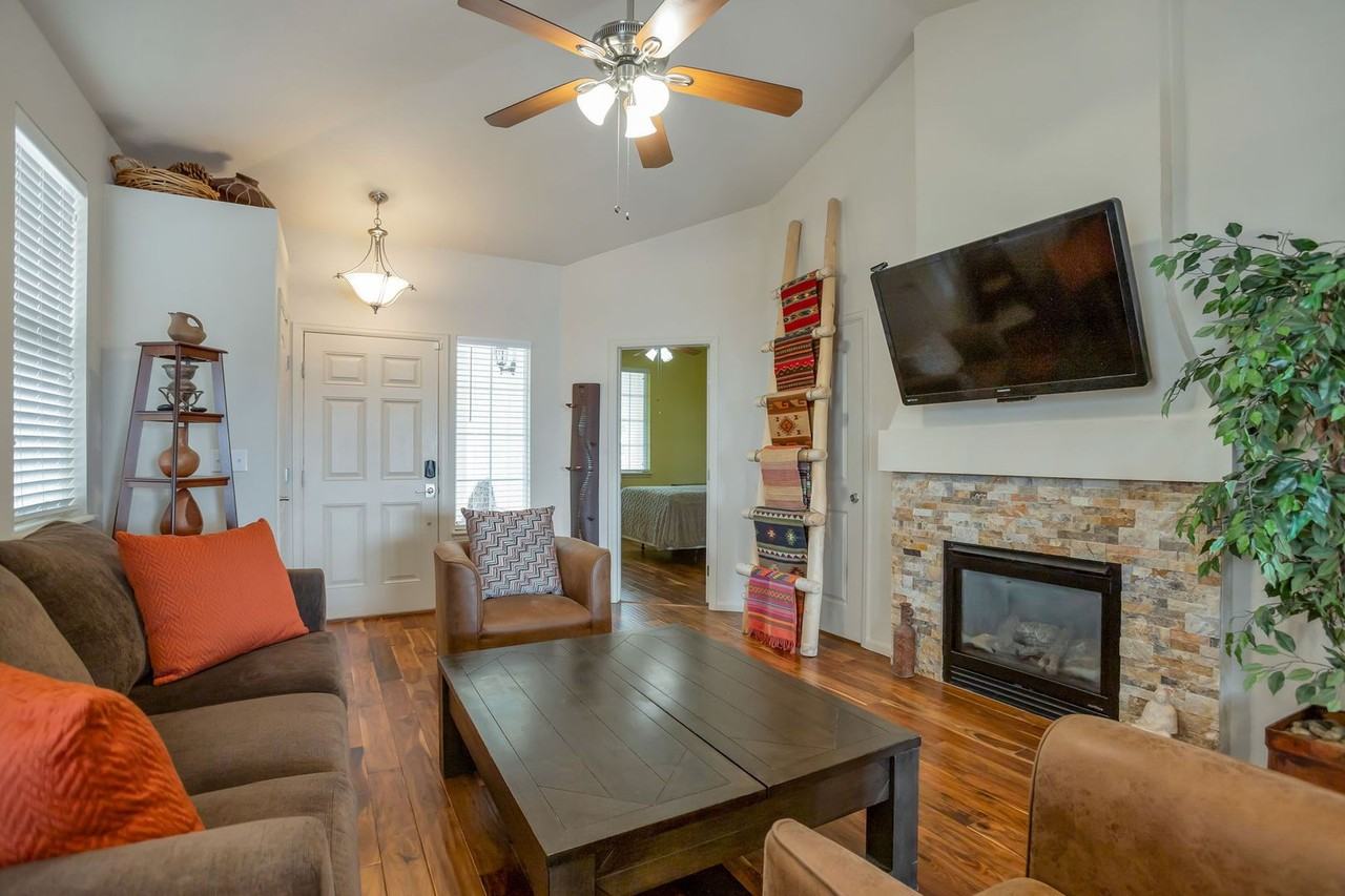2315 Broadleaf Loop - Photo 2 of 15