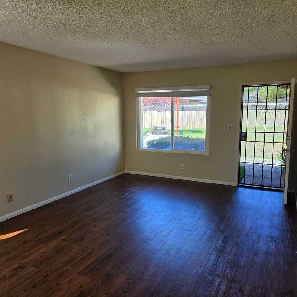 1248 Bostonia St - Photo 4 of 27