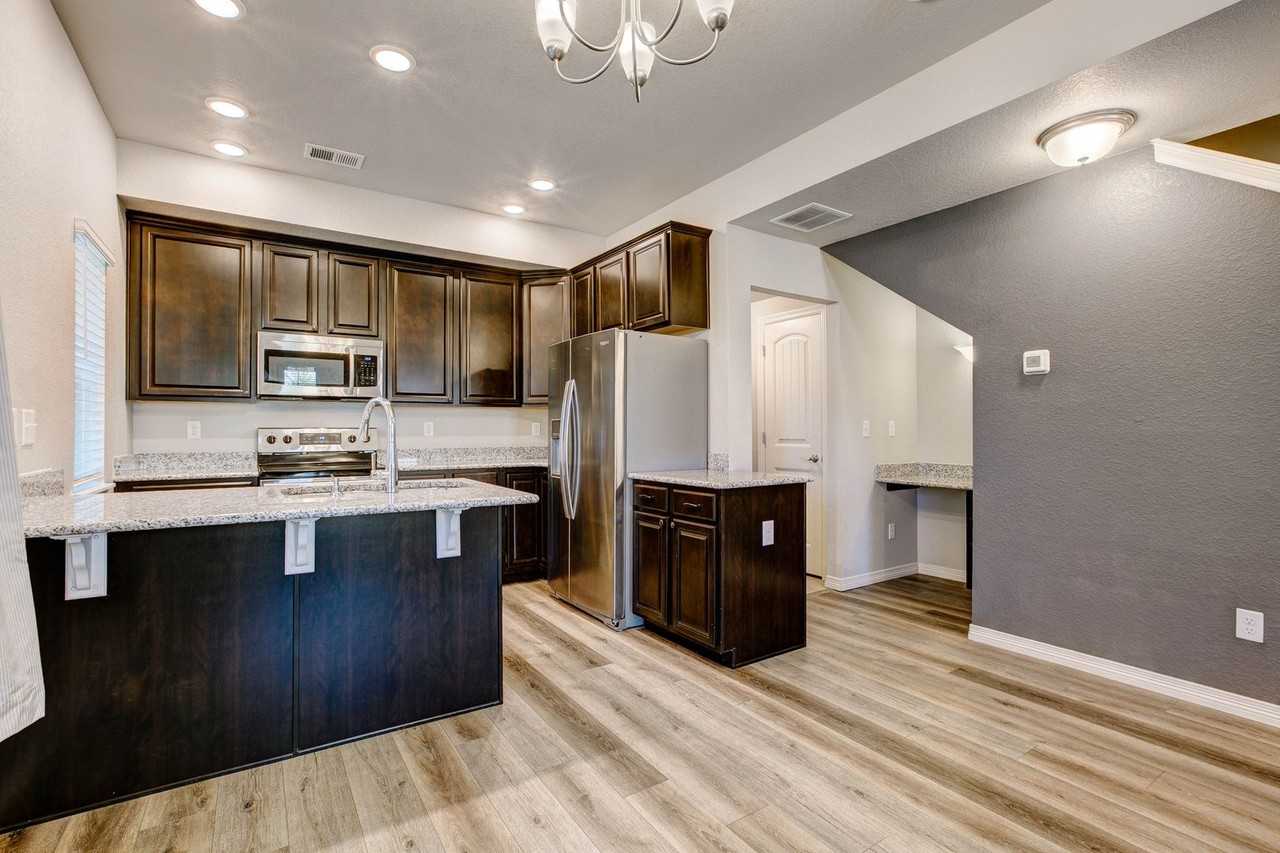 884 Winding Brook Dr - Photo 2 of 31