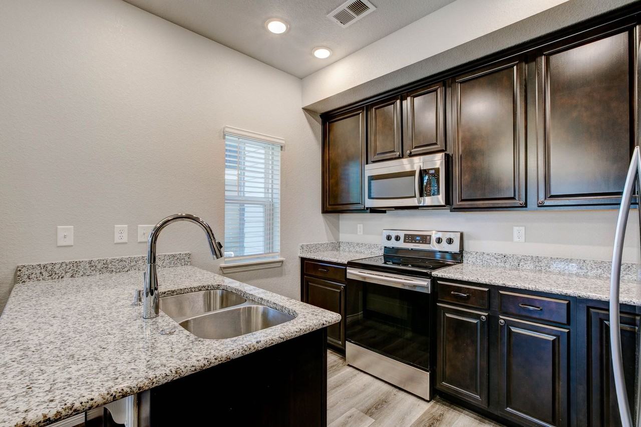 884 Winding Brook Dr - Photo 4 of 31