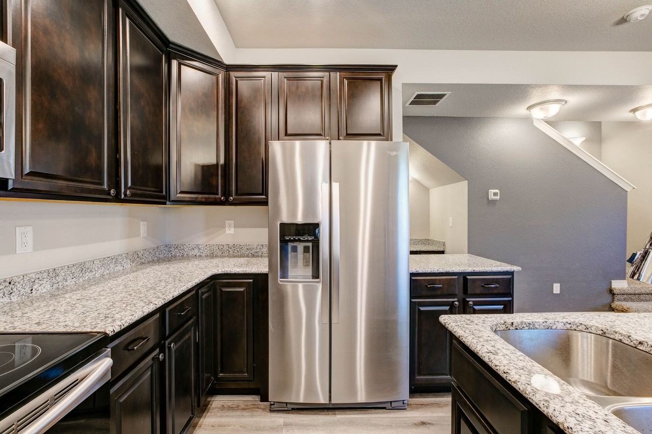 884 Winding Brook Dr - Photo 5 of 31
