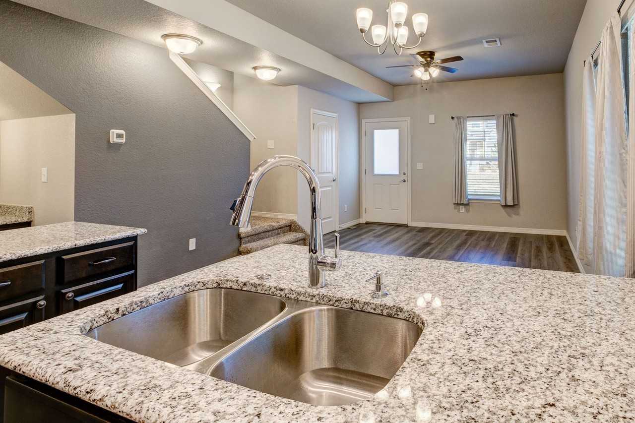884 Winding Brook Dr - Photo 7 of 31