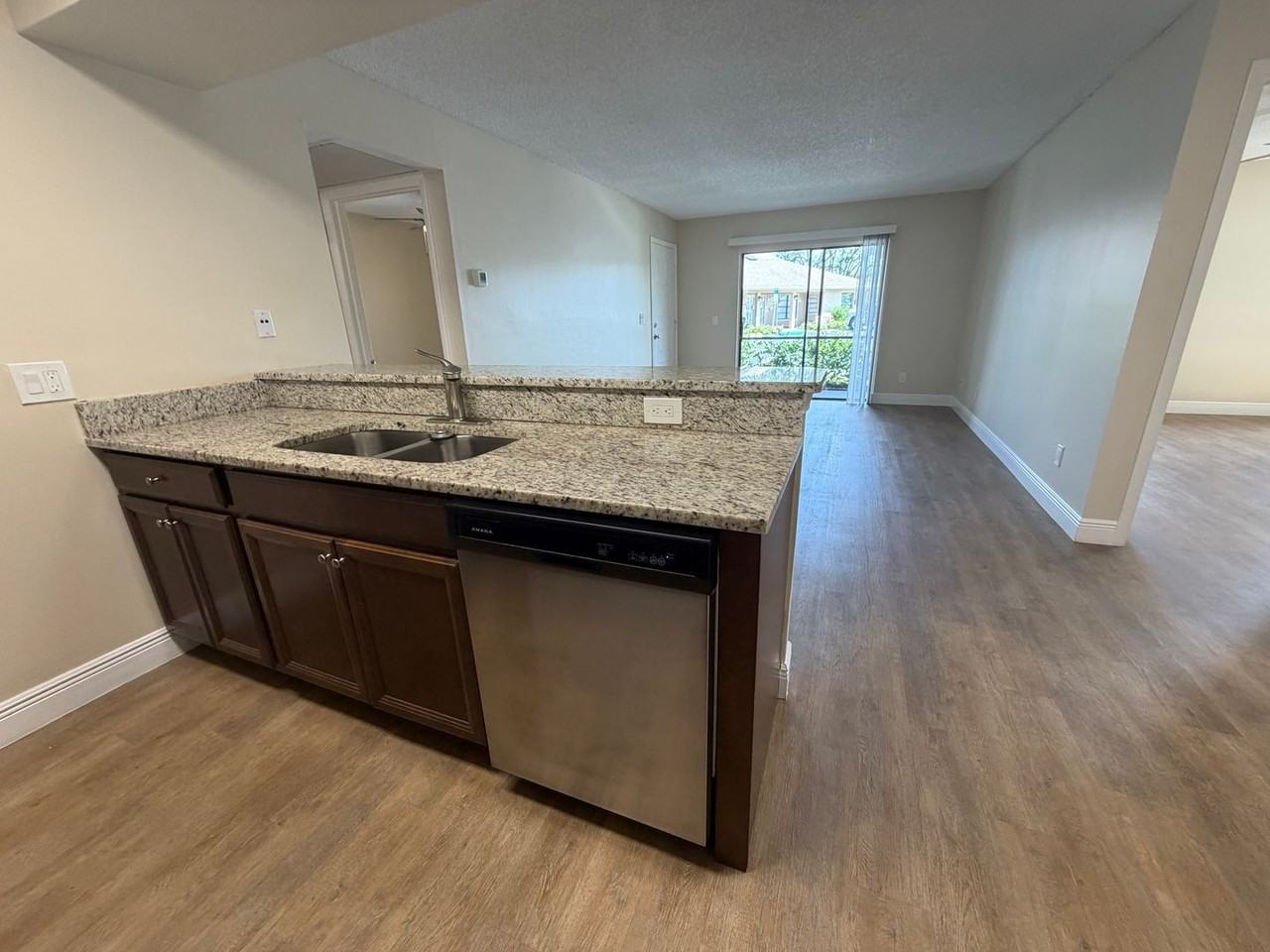 5321 Summerlin Rd - Photo 3 of 31