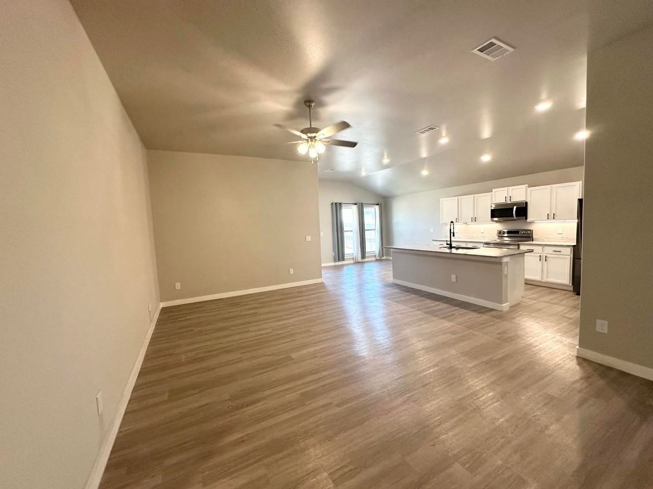 2827 Battle Ave - Photo 2 of 12