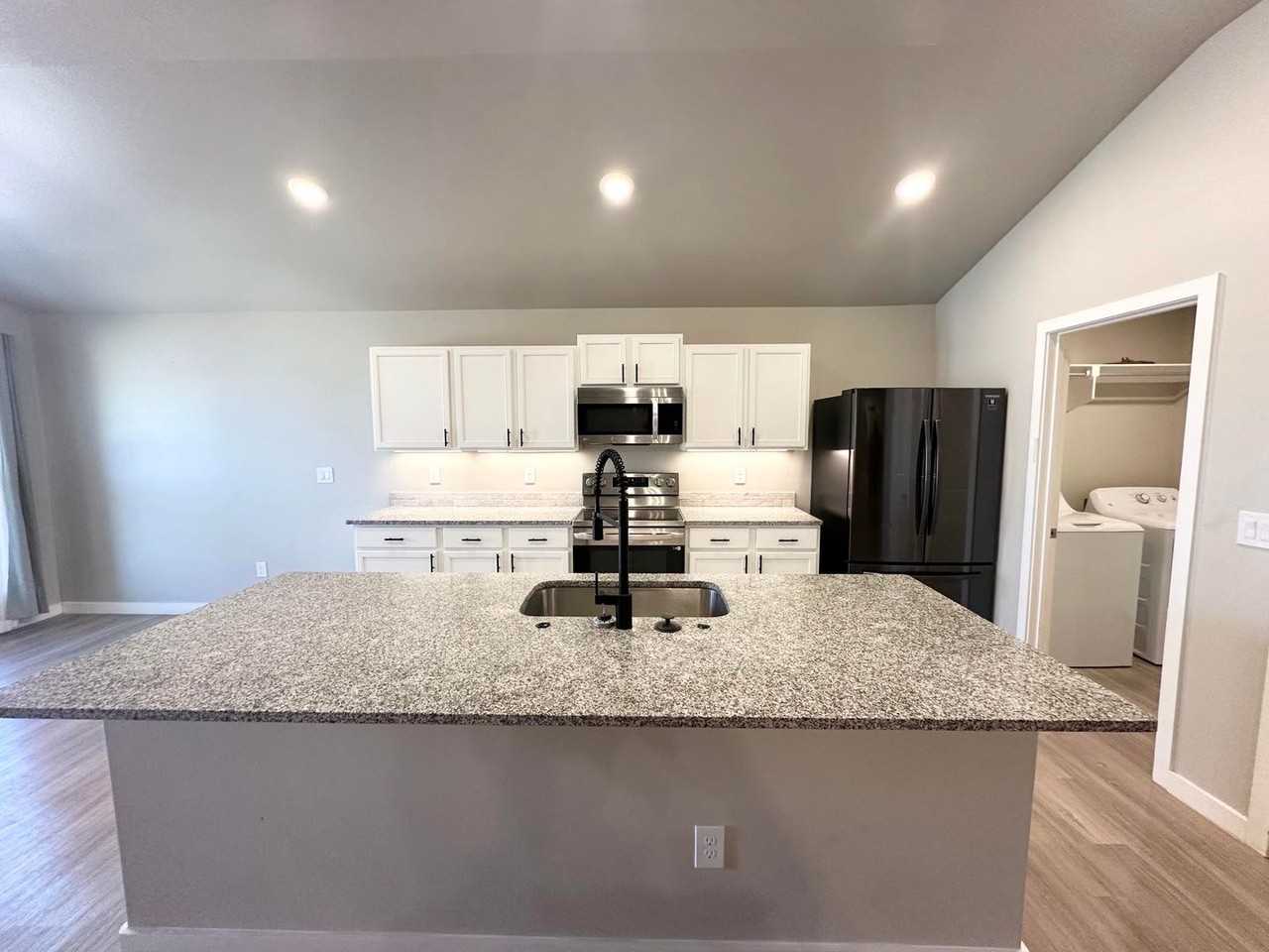 2827 Battle Ave - Photo 3 of 12