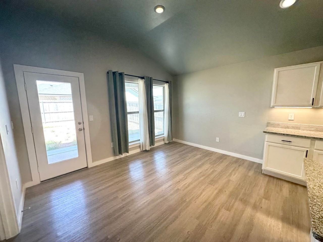2827 Battle Ave - Photo 4 of 12