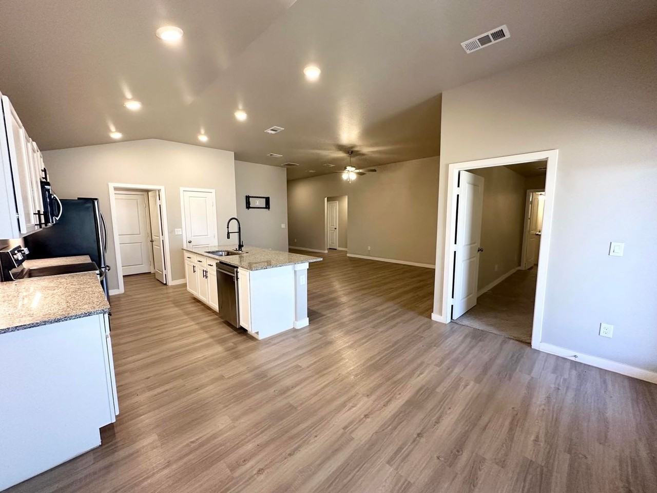 2827 Battle Ave - Photo 5 of 12