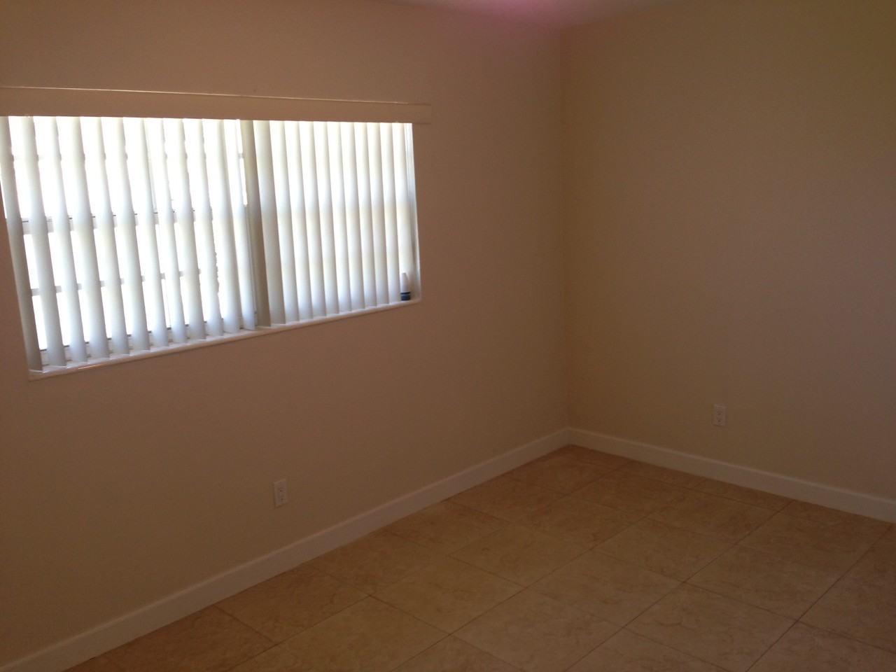 249 Sw 11th St #2 - Photo 4 of 8