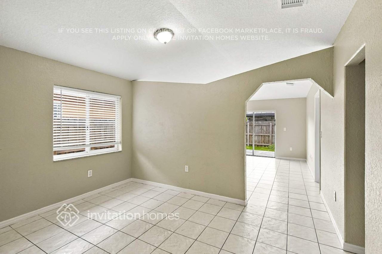 9775 Nw 126th Ter - Photo 4 of 17
