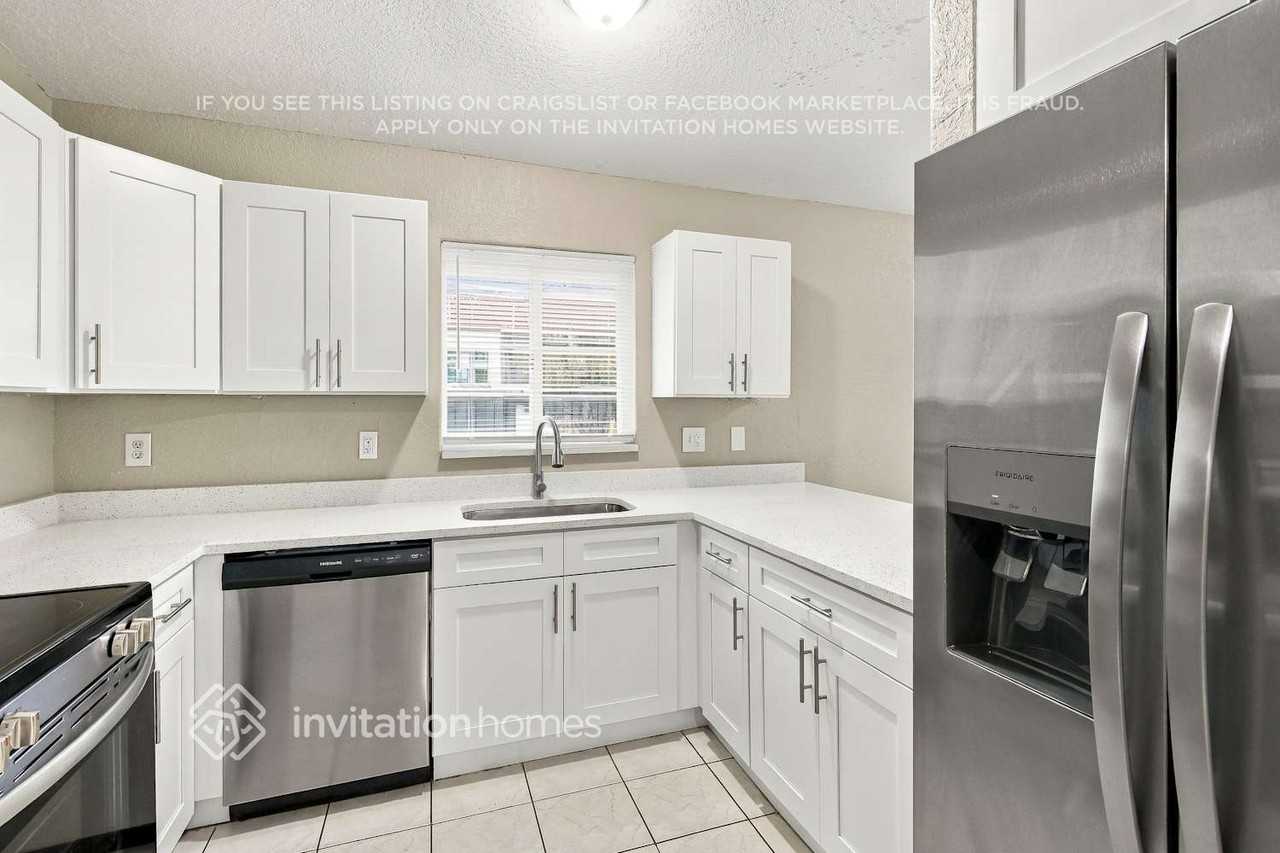 9775 Nw 126th Ter - Photo 5 of 17