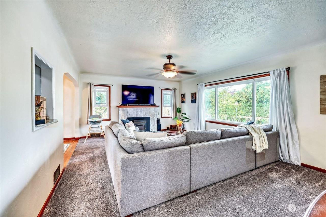 2307 11th St - Photo 2 of 10