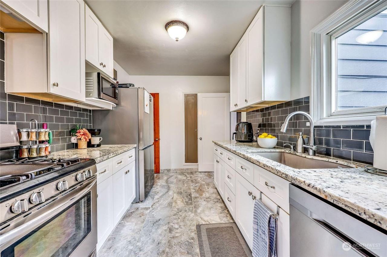 2307 11th St - Photo 4 of 10