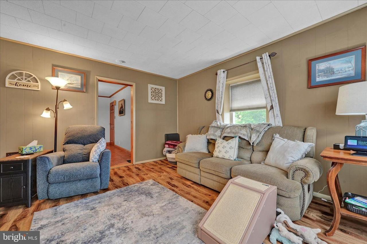 320 E Bacon St - Photo 2 of 10