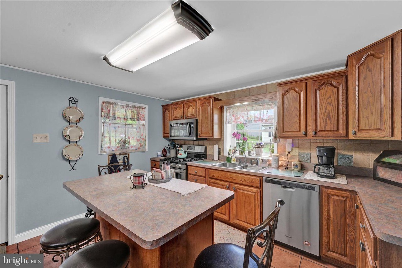 320 E Bacon St - Photo 4 of 10
