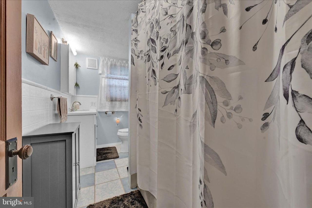 320 E Bacon St - Photo 5 of 10