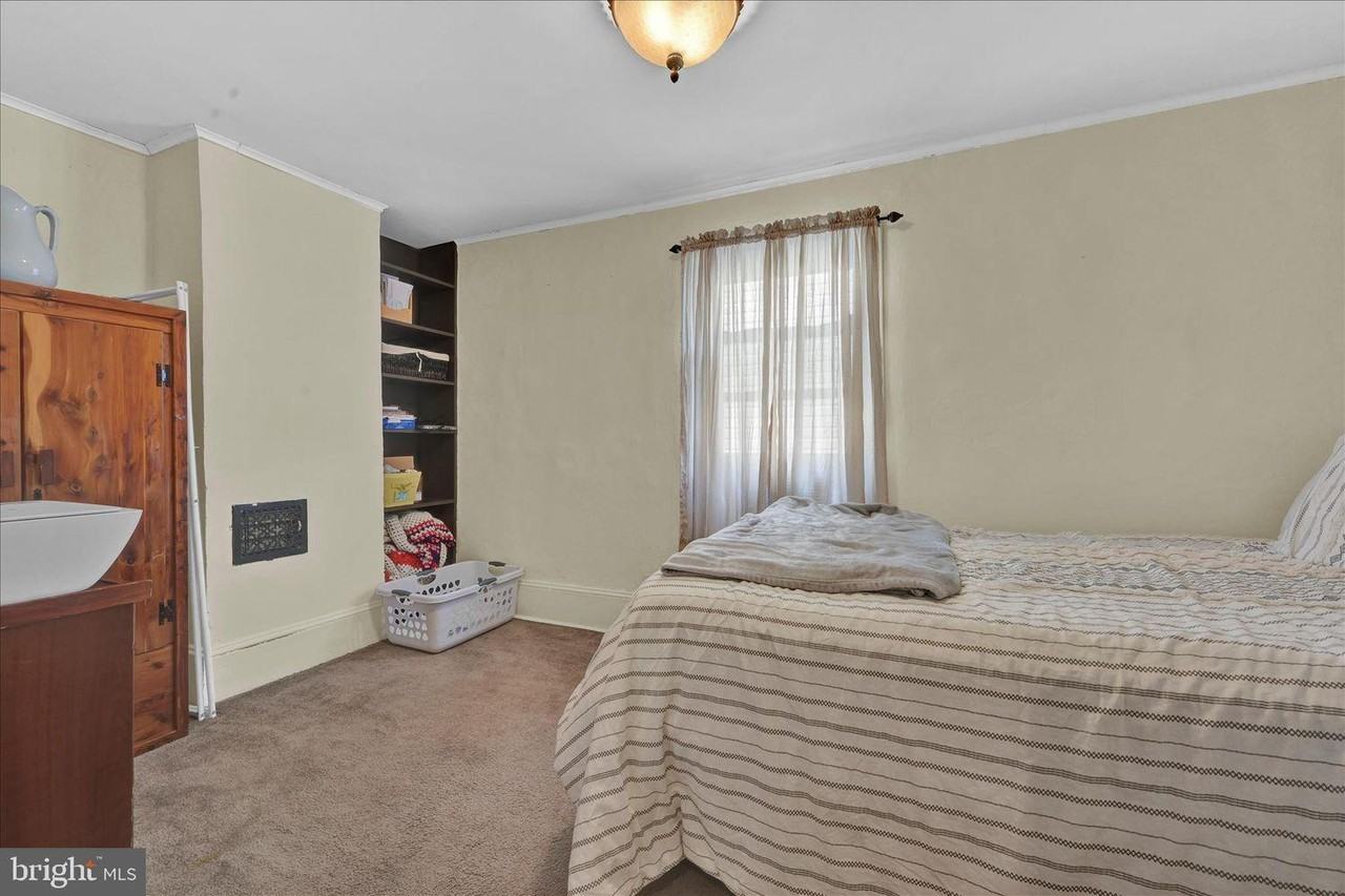 320 E Bacon St - Photo 7 of 10