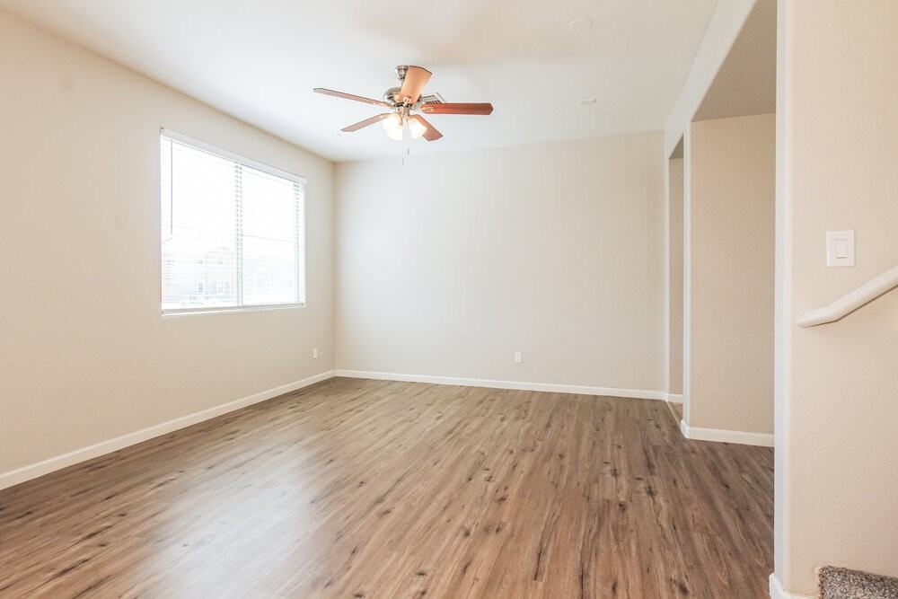 912 E Brooke Pl - Photo 5 of 18