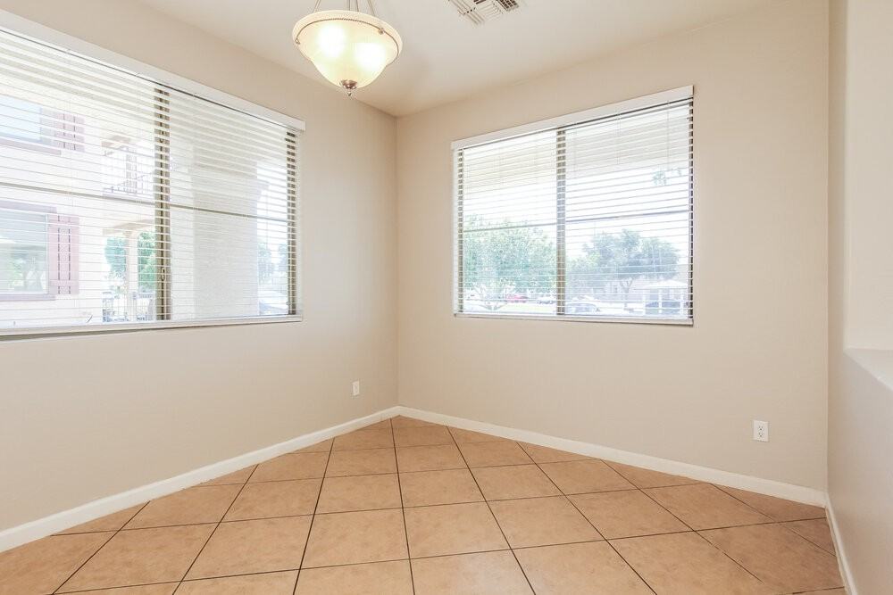 912 E Brooke Pl - Photo 7 of 18