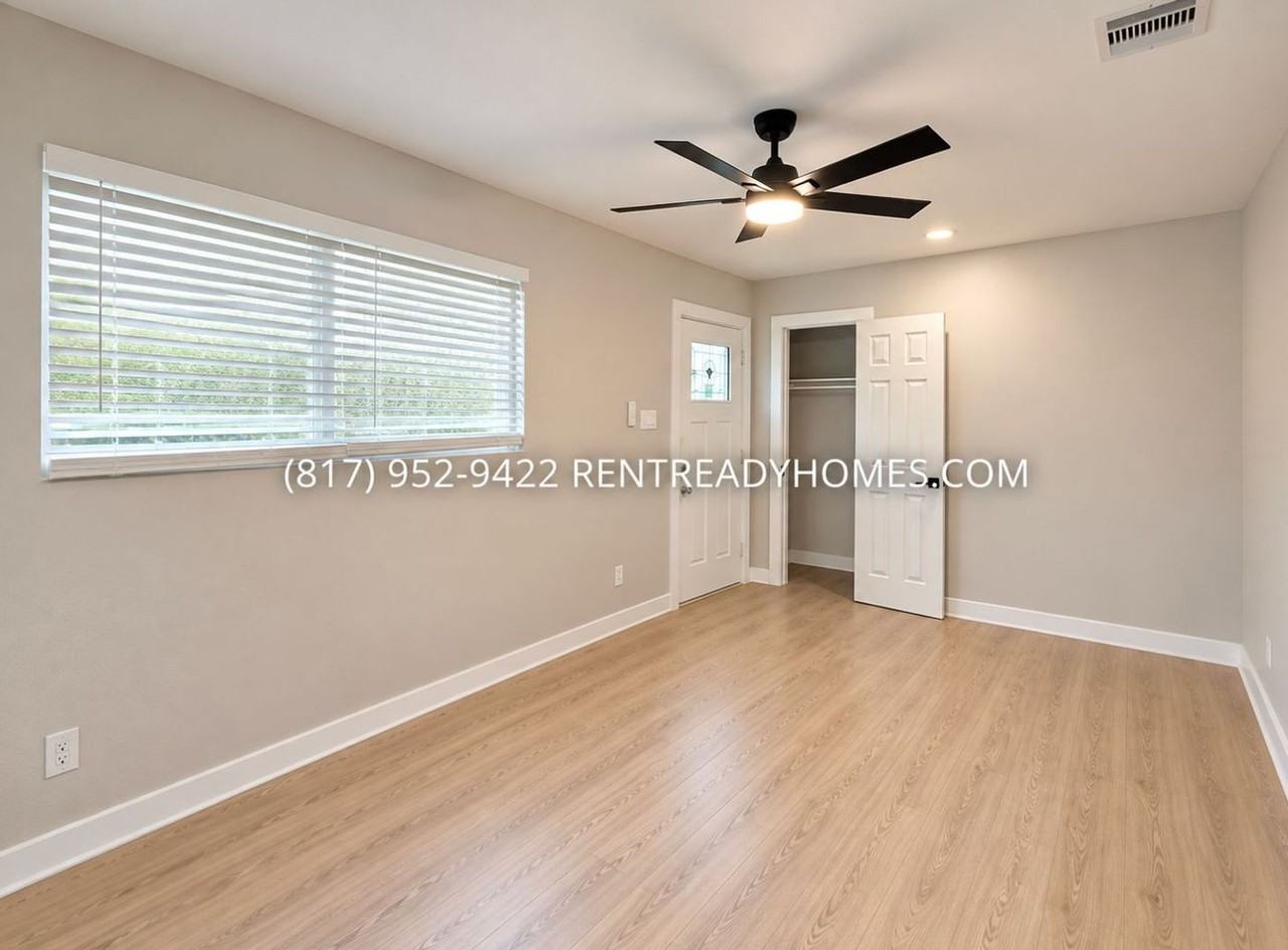 10246 Palestine St - Photo 6 of 13