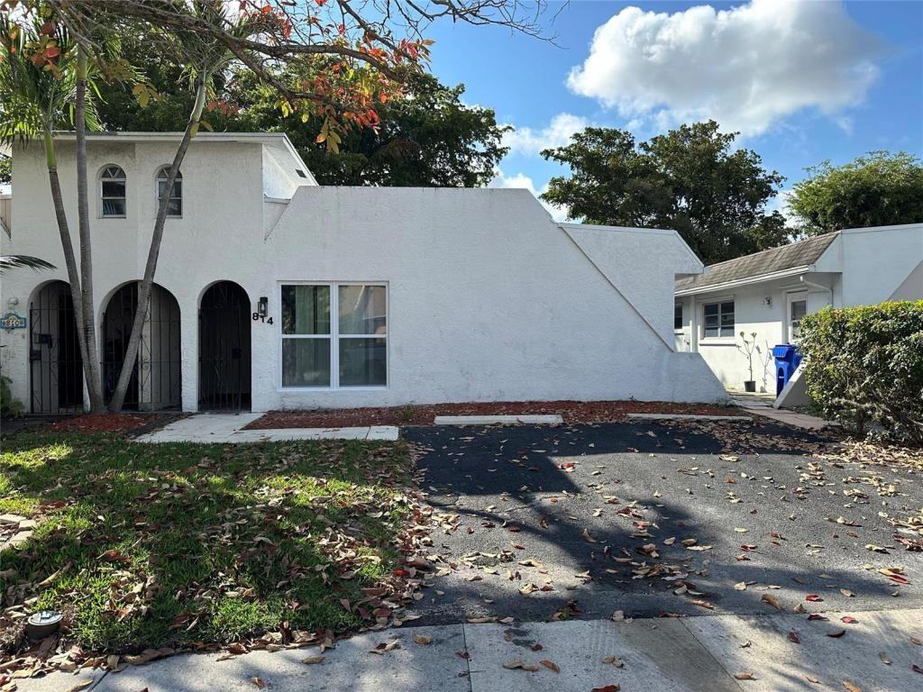 814 Sw 12th Pl - Photo 2 of 10