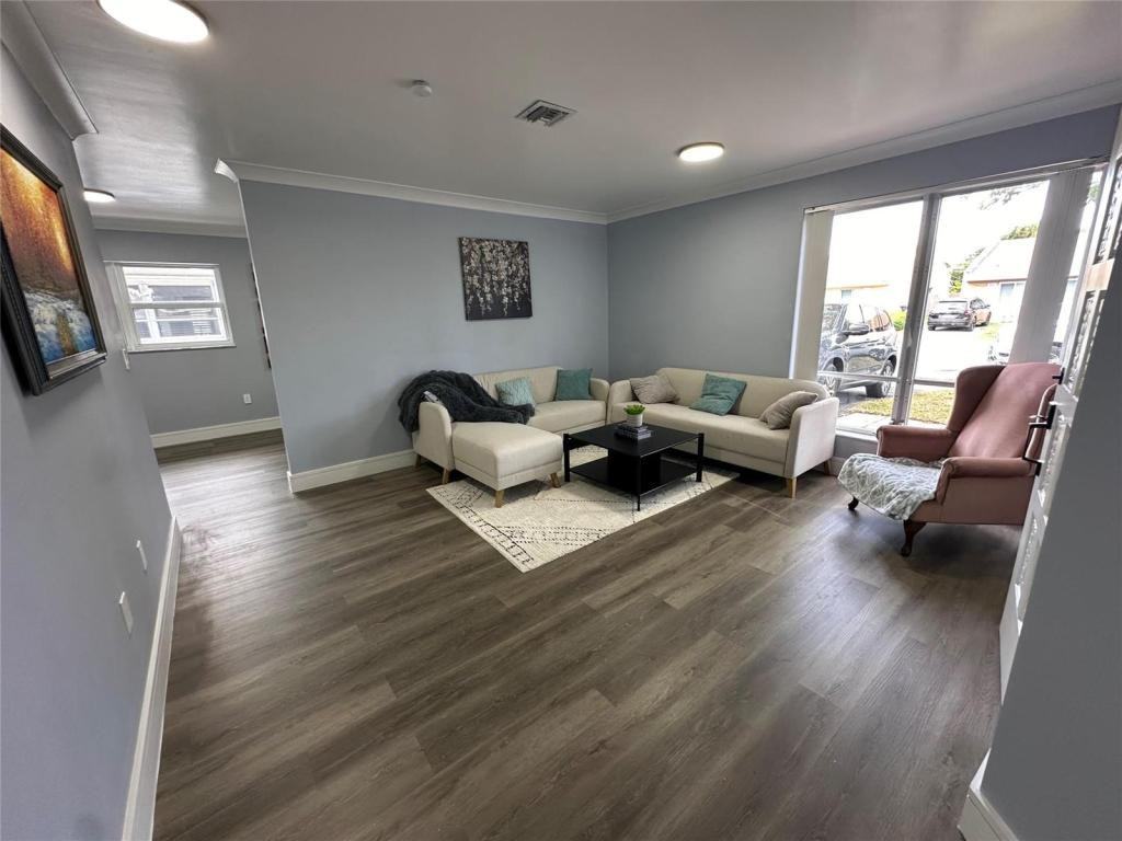 814 Sw 12th Pl - Photo 4 of 10