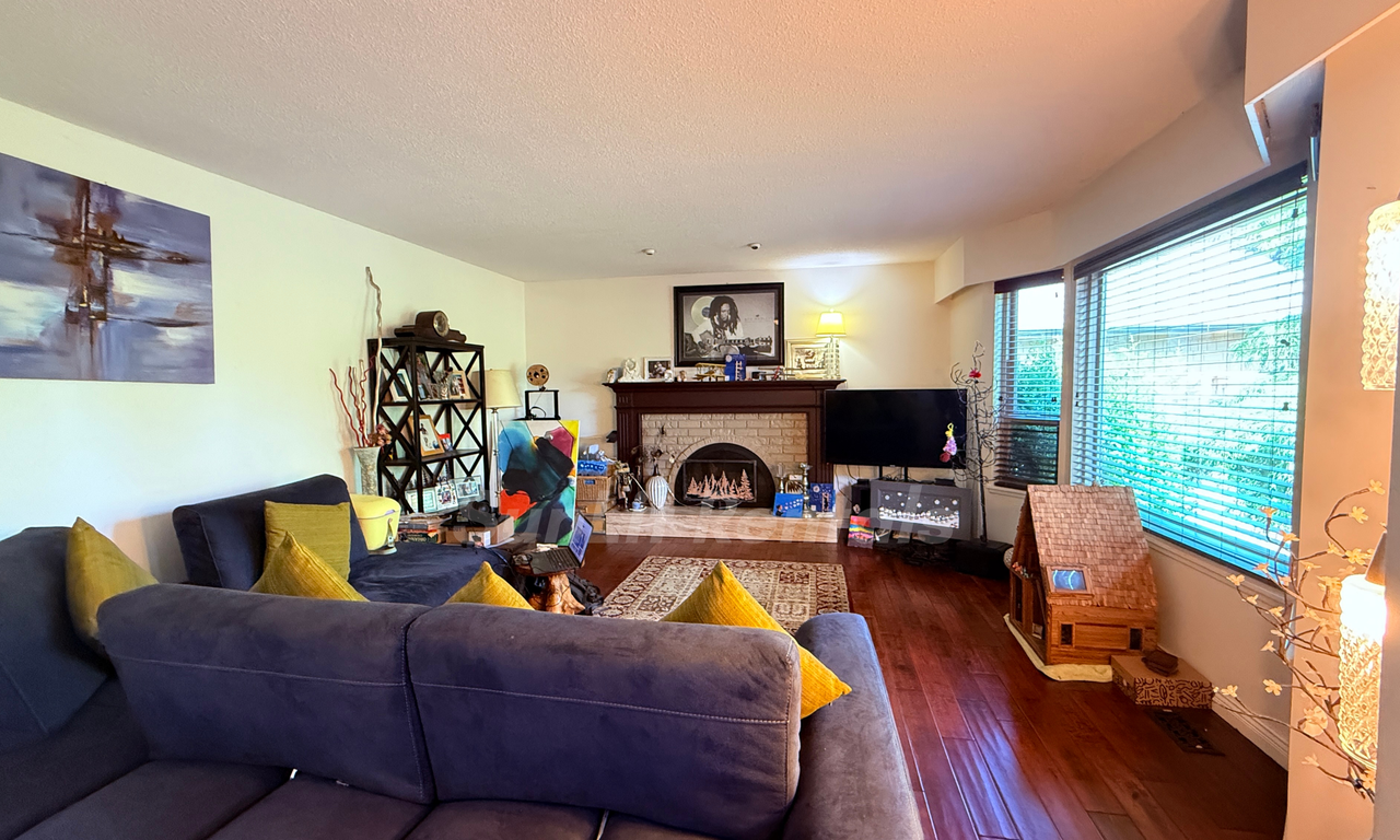 305 52A Street - Photo 3 of 20
