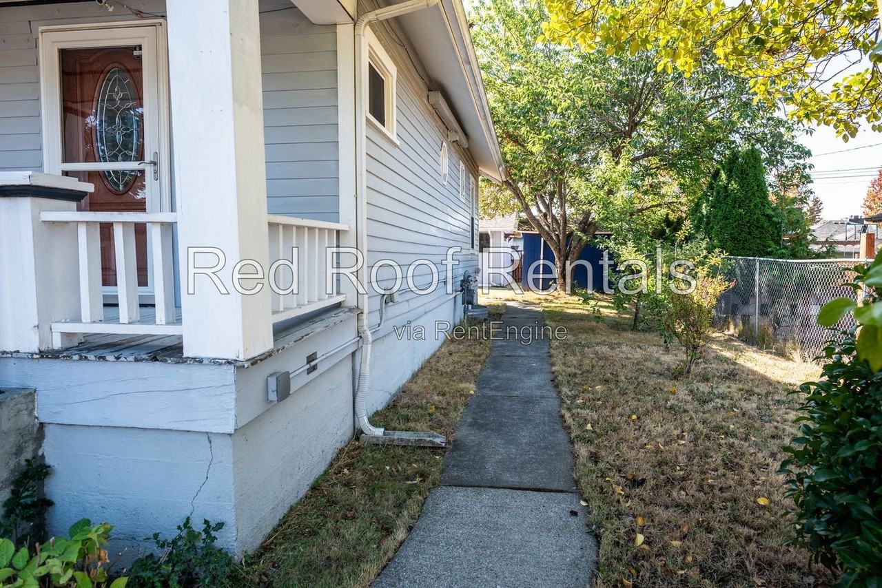 702 S 51st St - Photo 4 of 50