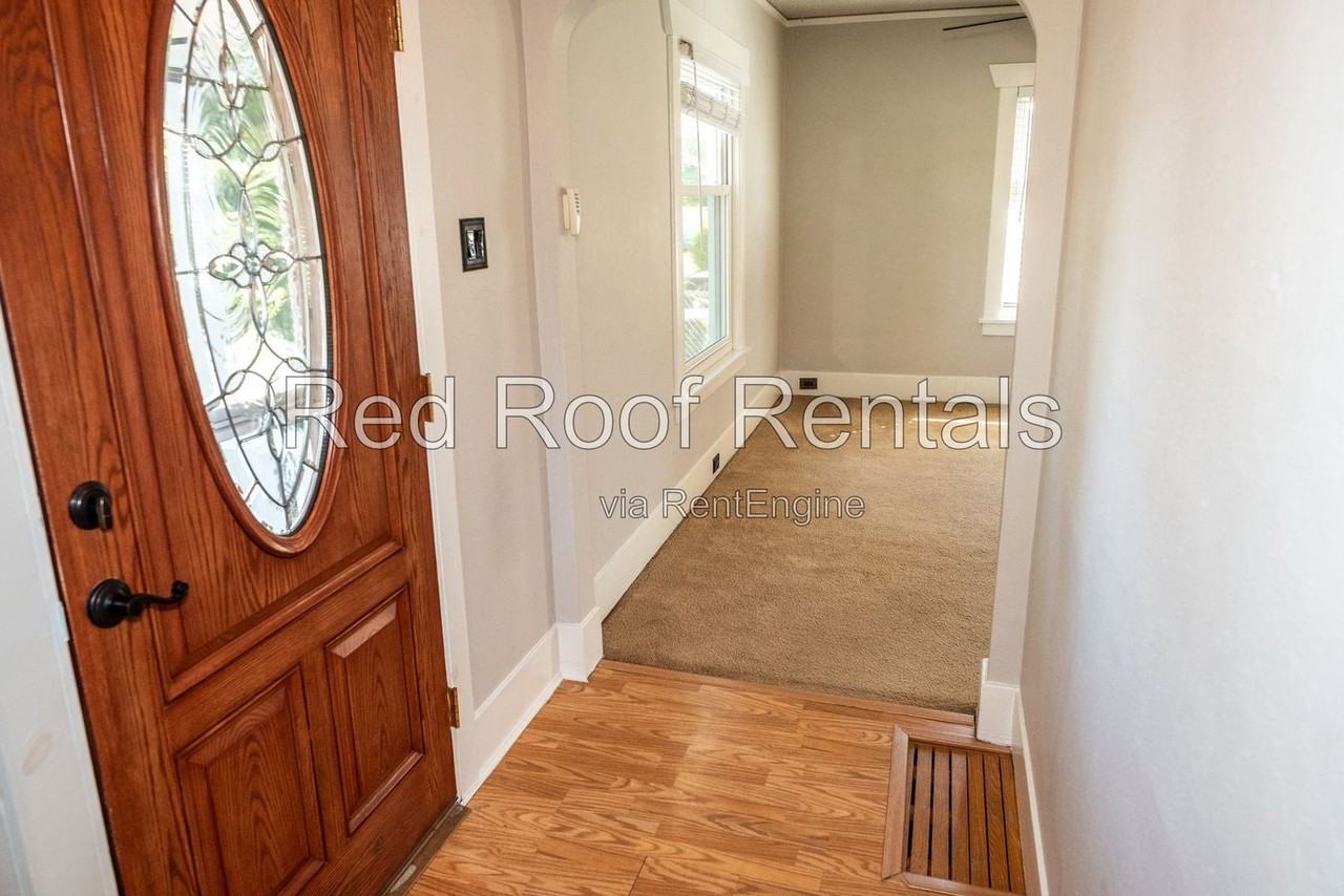 702 S 51st St - Photo 7 of 50