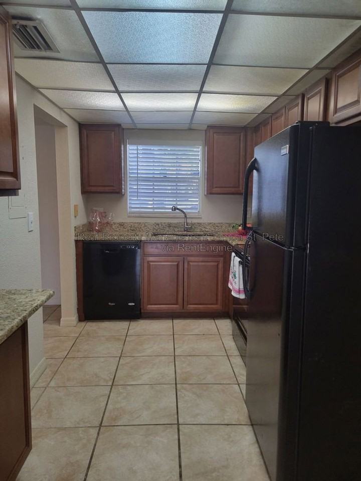 711 Russell Ln - Photo 2 of 21