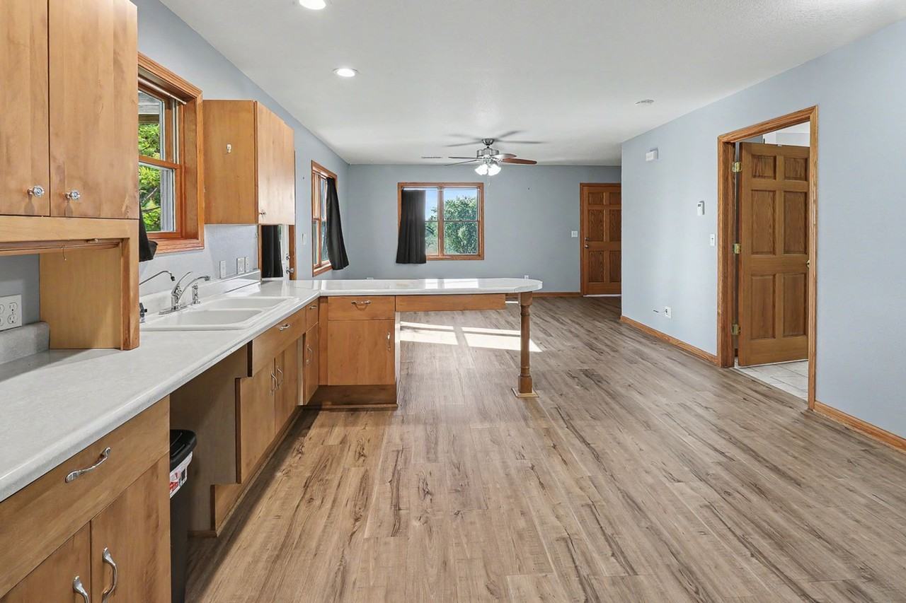 1017 S Clark St - Photo 4 of 11