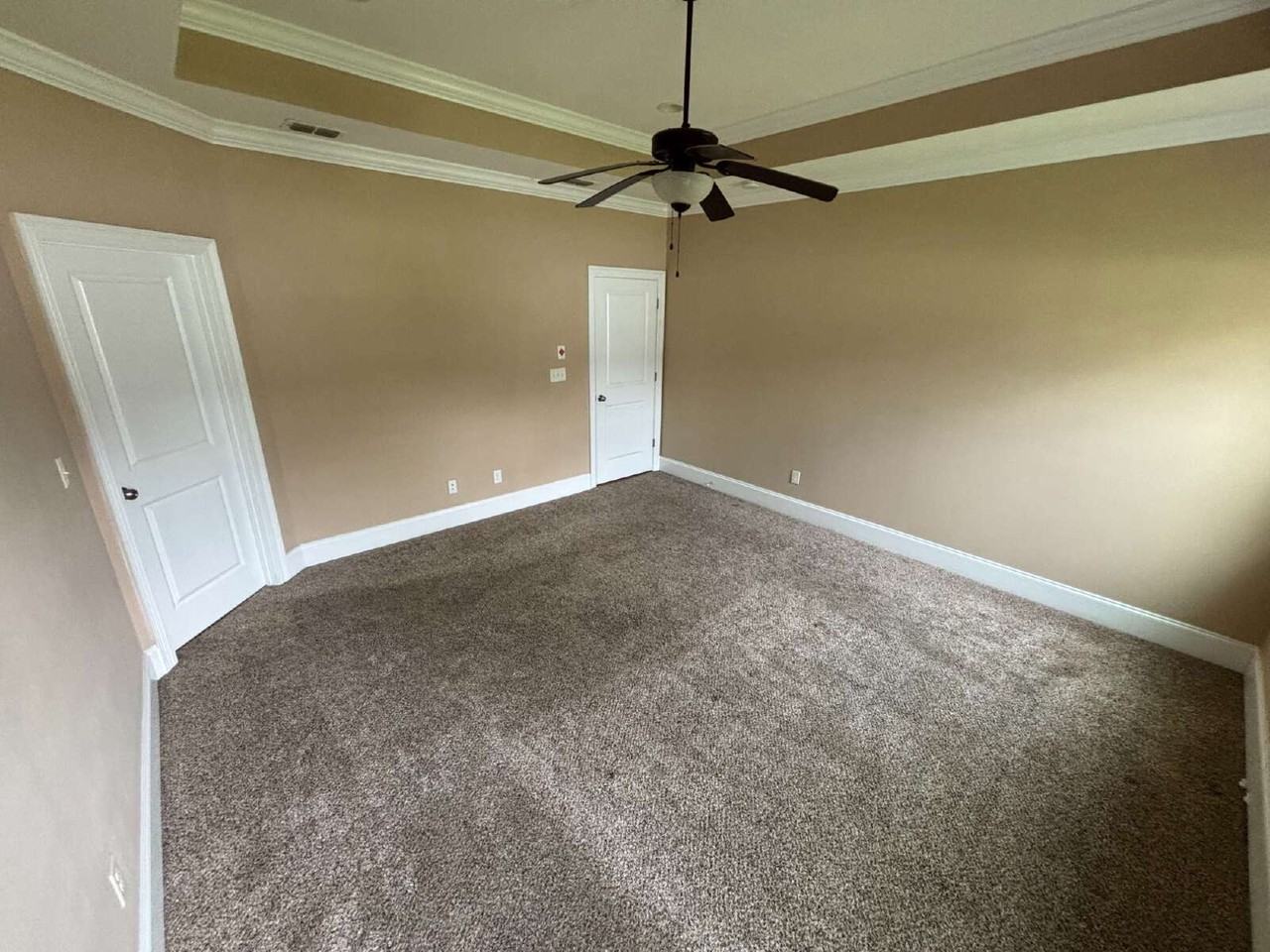 3170 Duxbury Ln - Photo 3 of 27