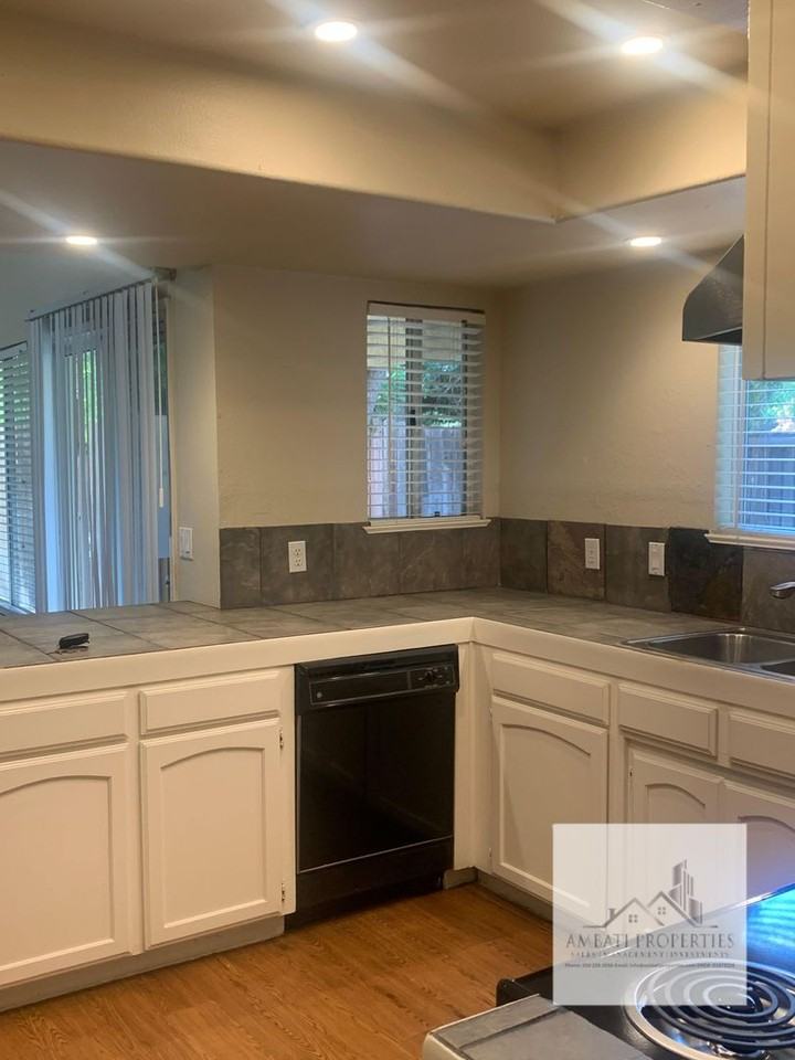 1703 E Eclipse Ave - Photo 5 of 27