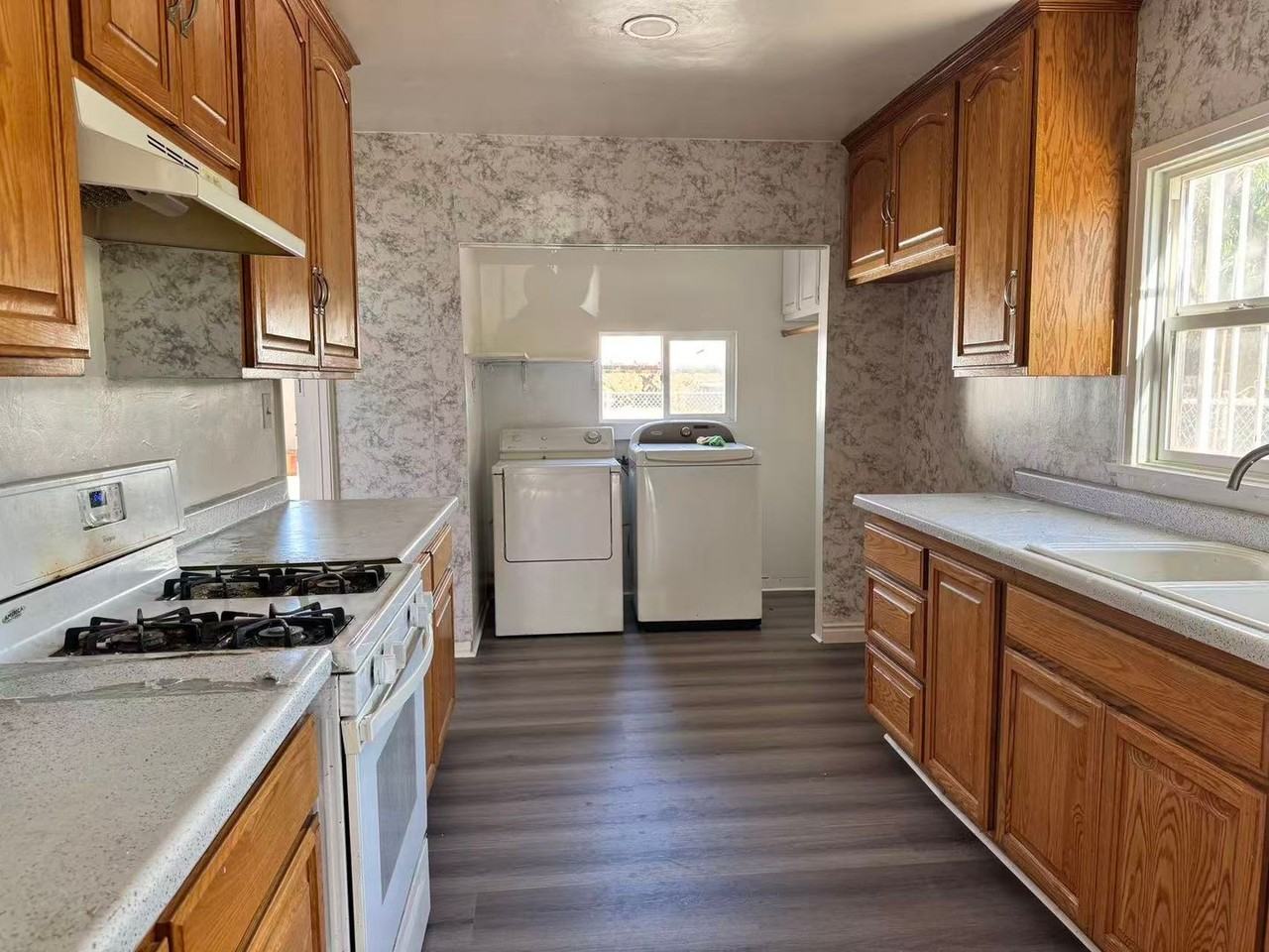 1140 S San Antonio Ave - Photo 3 of 11