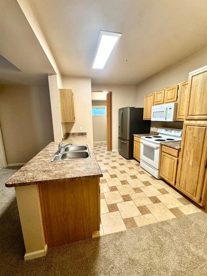 501 Gibson Dr - Photo 3 of 15