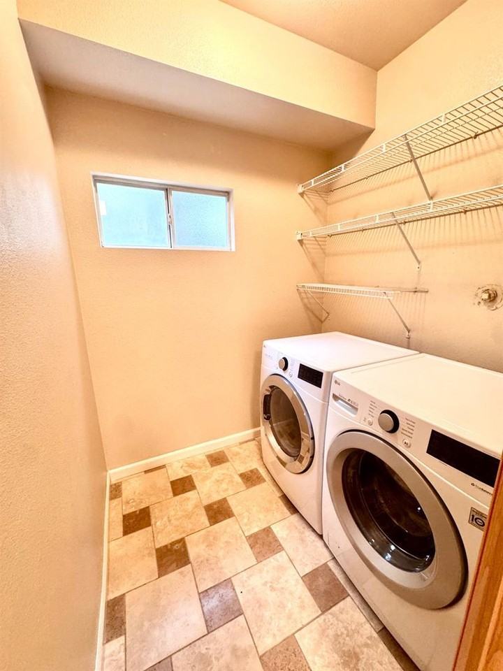 501 Gibson Dr - Photo 4 of 15