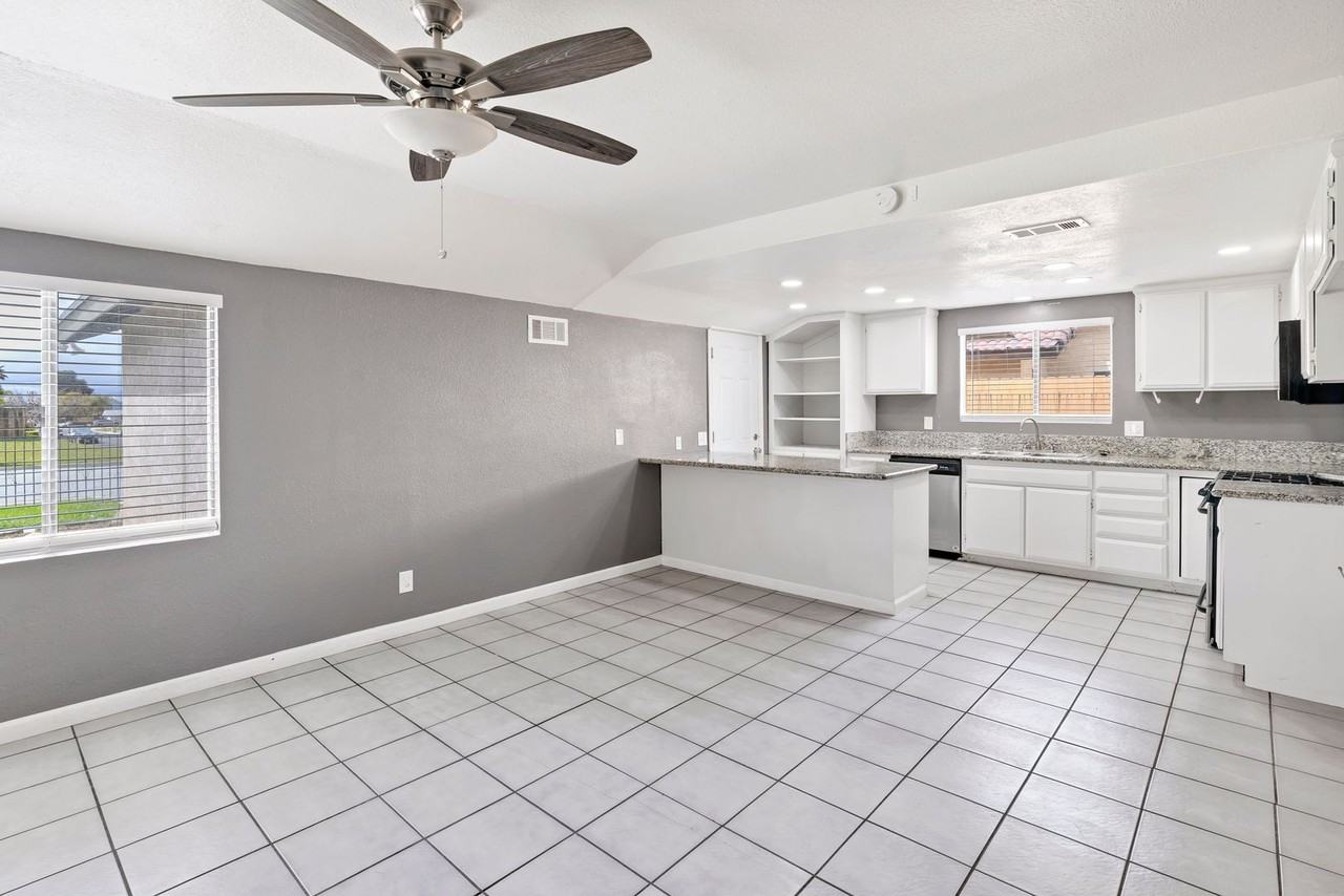 26158 Hemet St - Photo 5 of 27