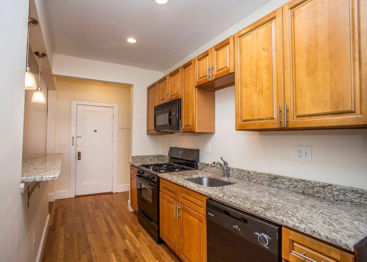 136 Highland Ave - Photo 4 of 9