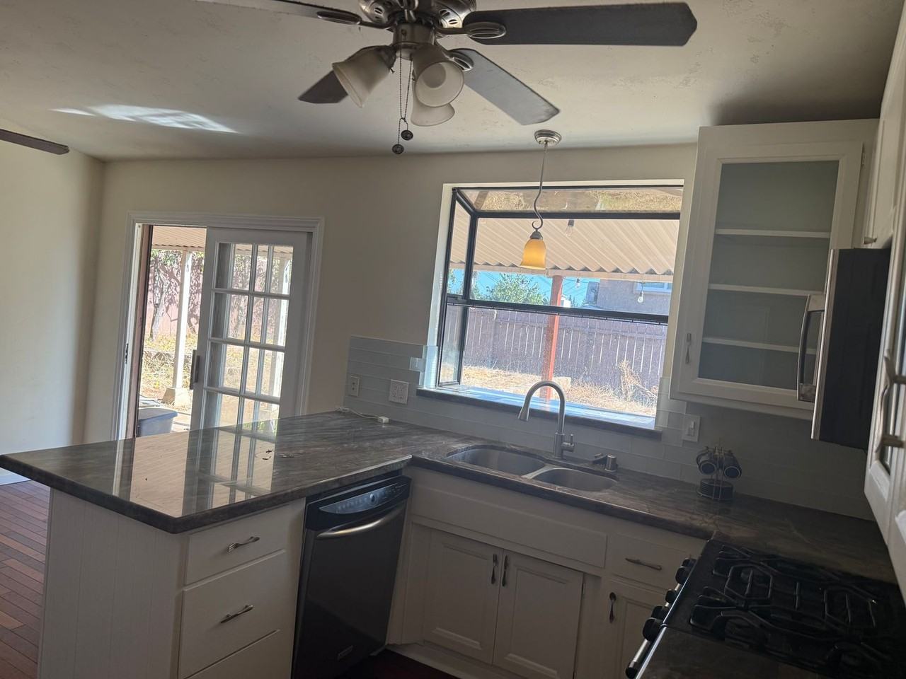 565 Pepper Dr - Photo 5 of 28