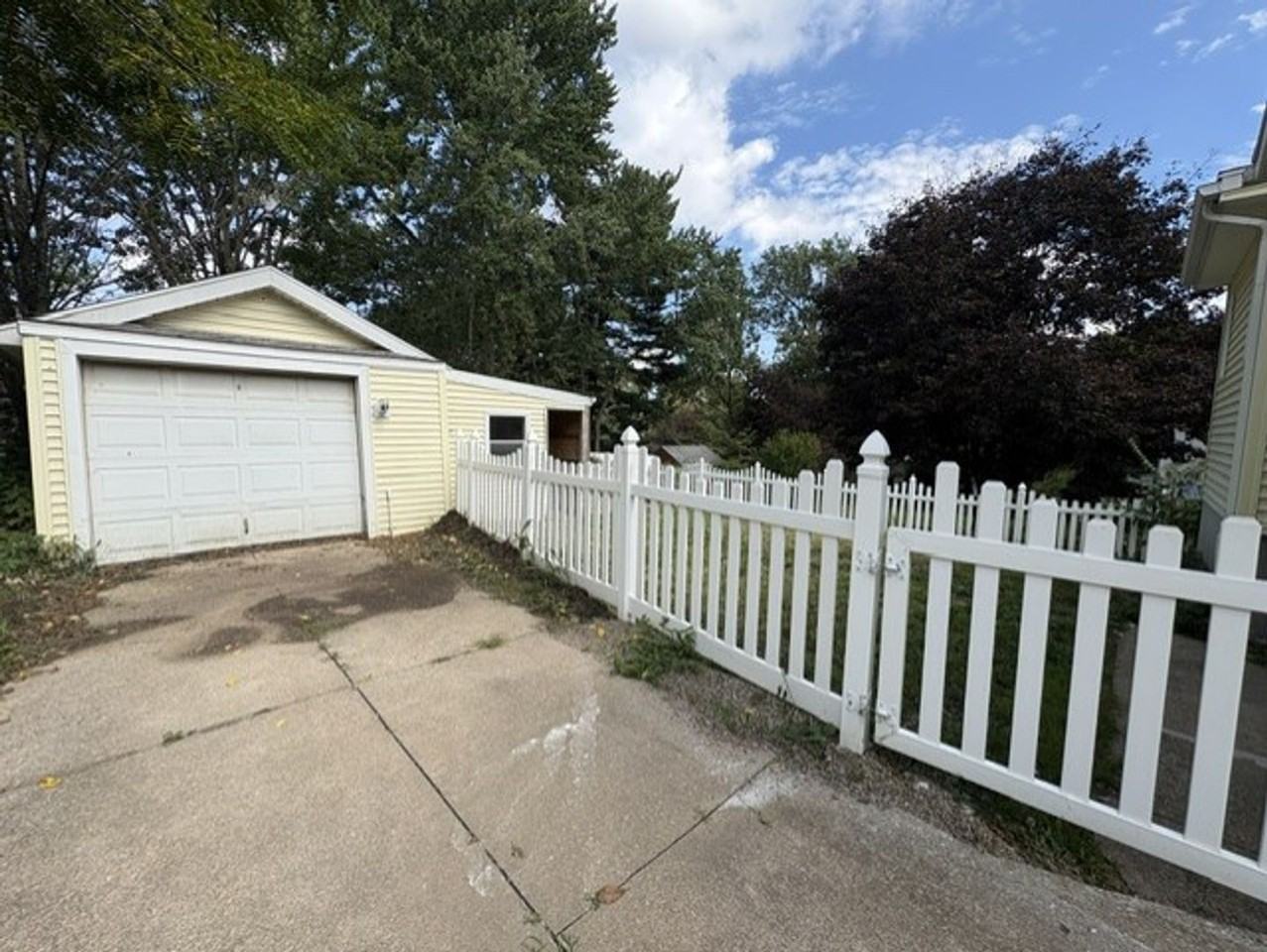 461 Allenford St - Photo 2 of 12