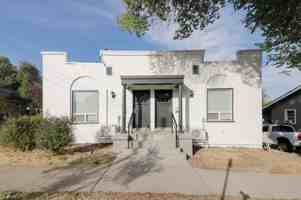featured image of 329 N 3rd St