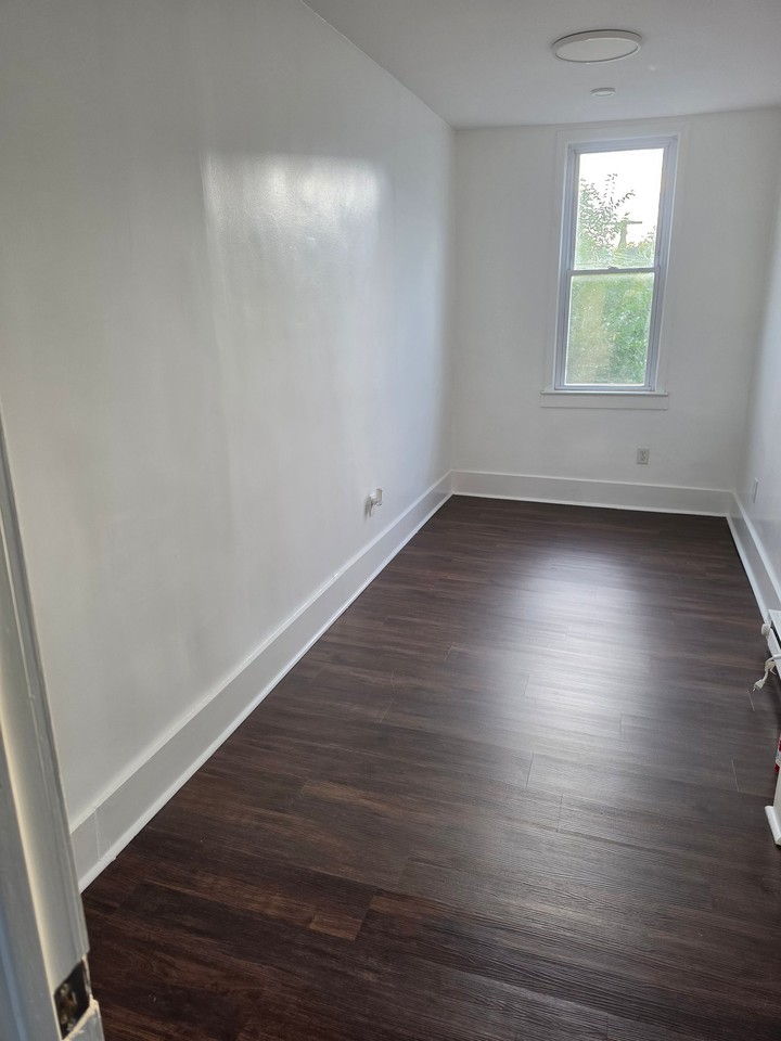 129 Hobart Ave - Photo 4 of 10