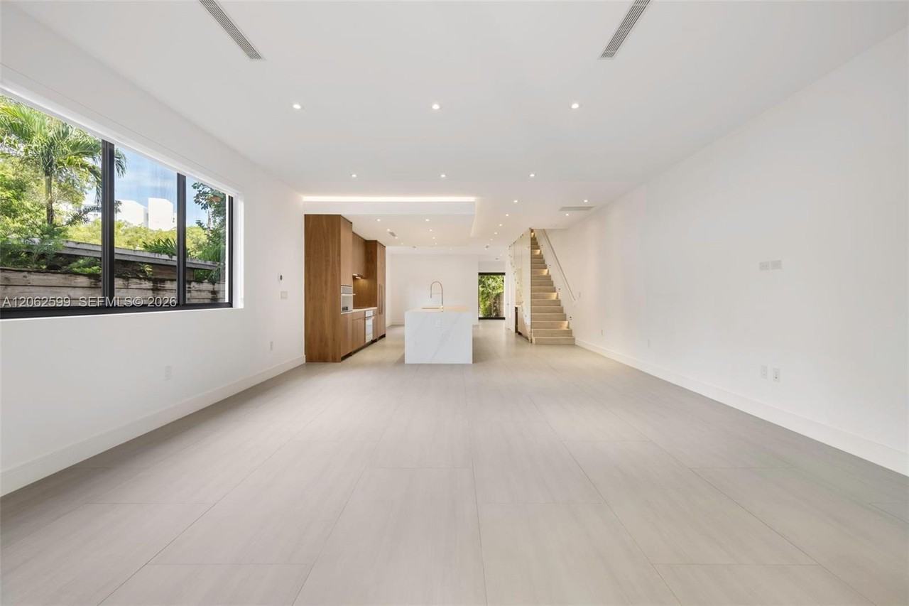 2992 Coconut Ave #2992 - Photo 3 of 13