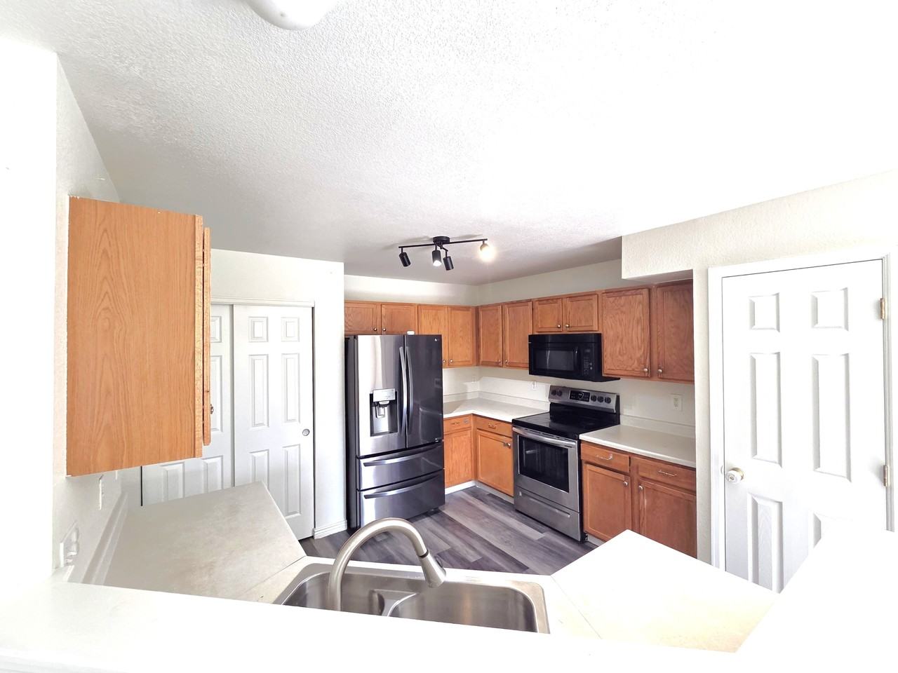 1265 S Zeno Cir #D - Photo 3 of 18